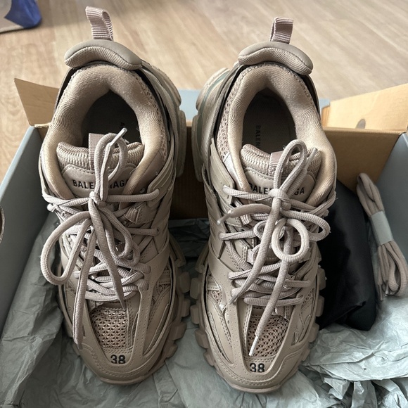 BALENCIAGA TRACK SNEAKER RECYCLED SOLE IN BEIGE - Picture 2 of 3